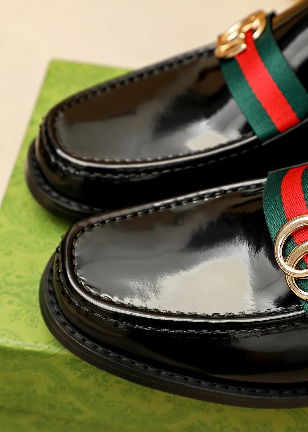 Men's shoes 💰480 💐 Product trademark: GUCCI "Gucci" casual leather shoes Regular size: 38-44 (45.46🉑️customized) Product materials: Selected imported first-layer open-edge beaded cowhide leather upper + luxury hardware buckle, imported water-dyed cowhide leather lining. Strong three-dimensional visual effect, original outsole color: 2 colors available